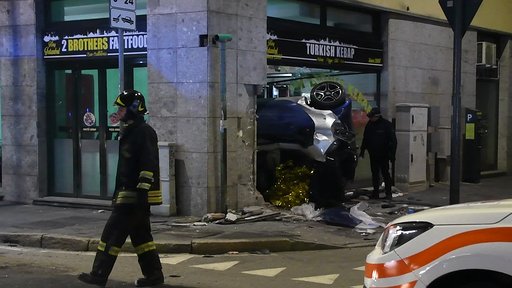 Automobile finisce nel fast food: un morto