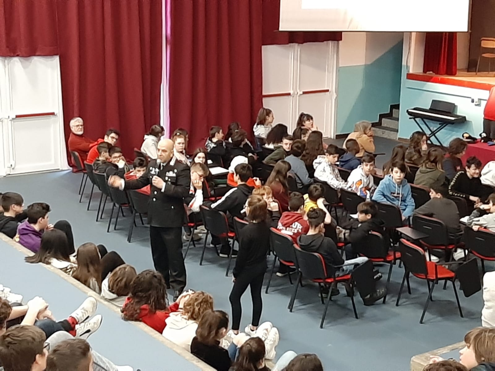 Meda, lezione di Costituzione coi Carabinieri alla scuola Anna Frank