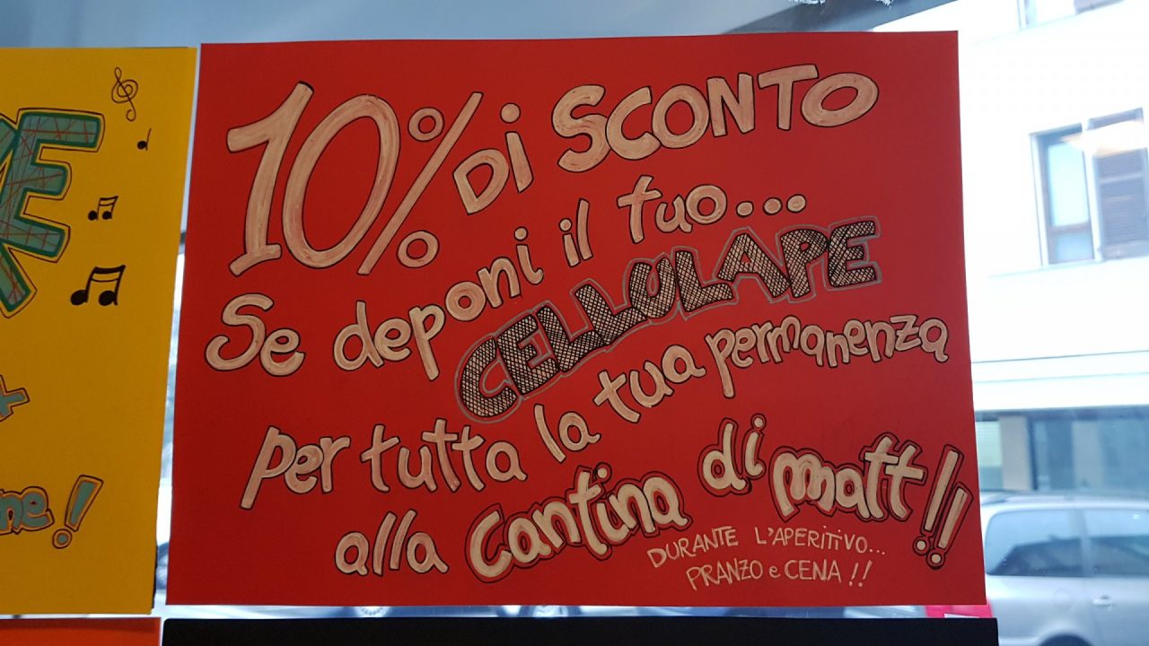 Sconto a chi mangia senza cellulare