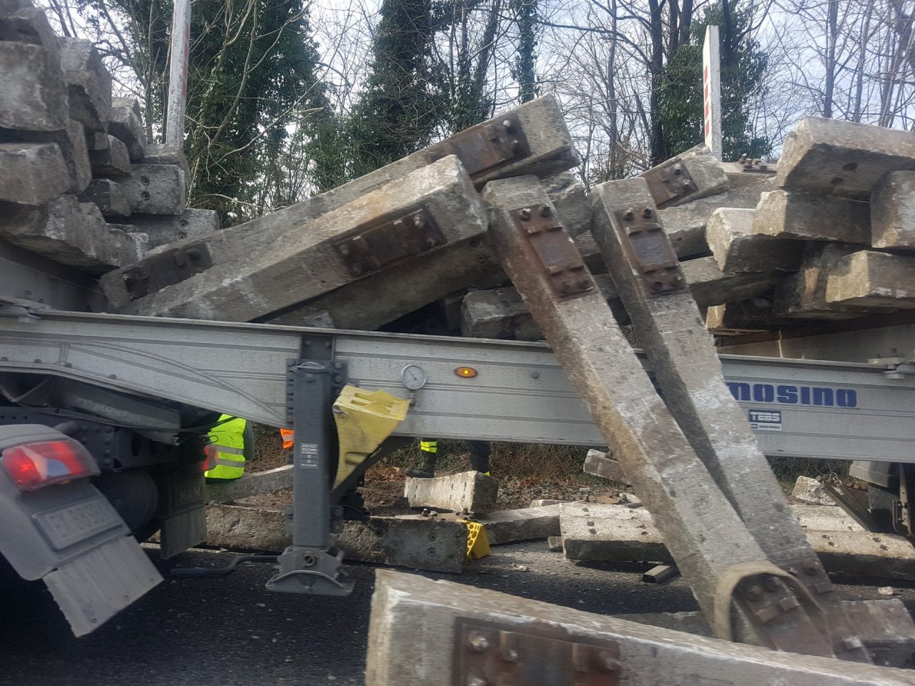 Camion perde il carico e auto si ribalta: lunghe code sulla Valassina FOTO