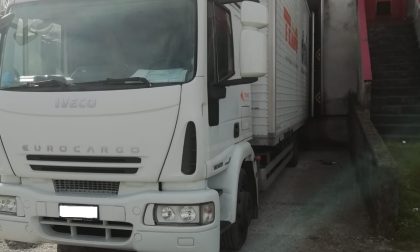 Infortunio a Meda, camion in retro schiaccia contro il muro la testa di un magazziniere