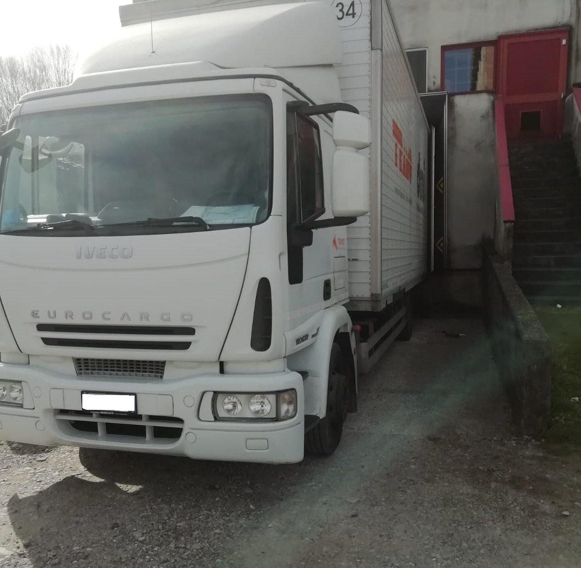 Infortunio a Meda, camion in retro schiaccia contro il muro la testa di un magazziniere