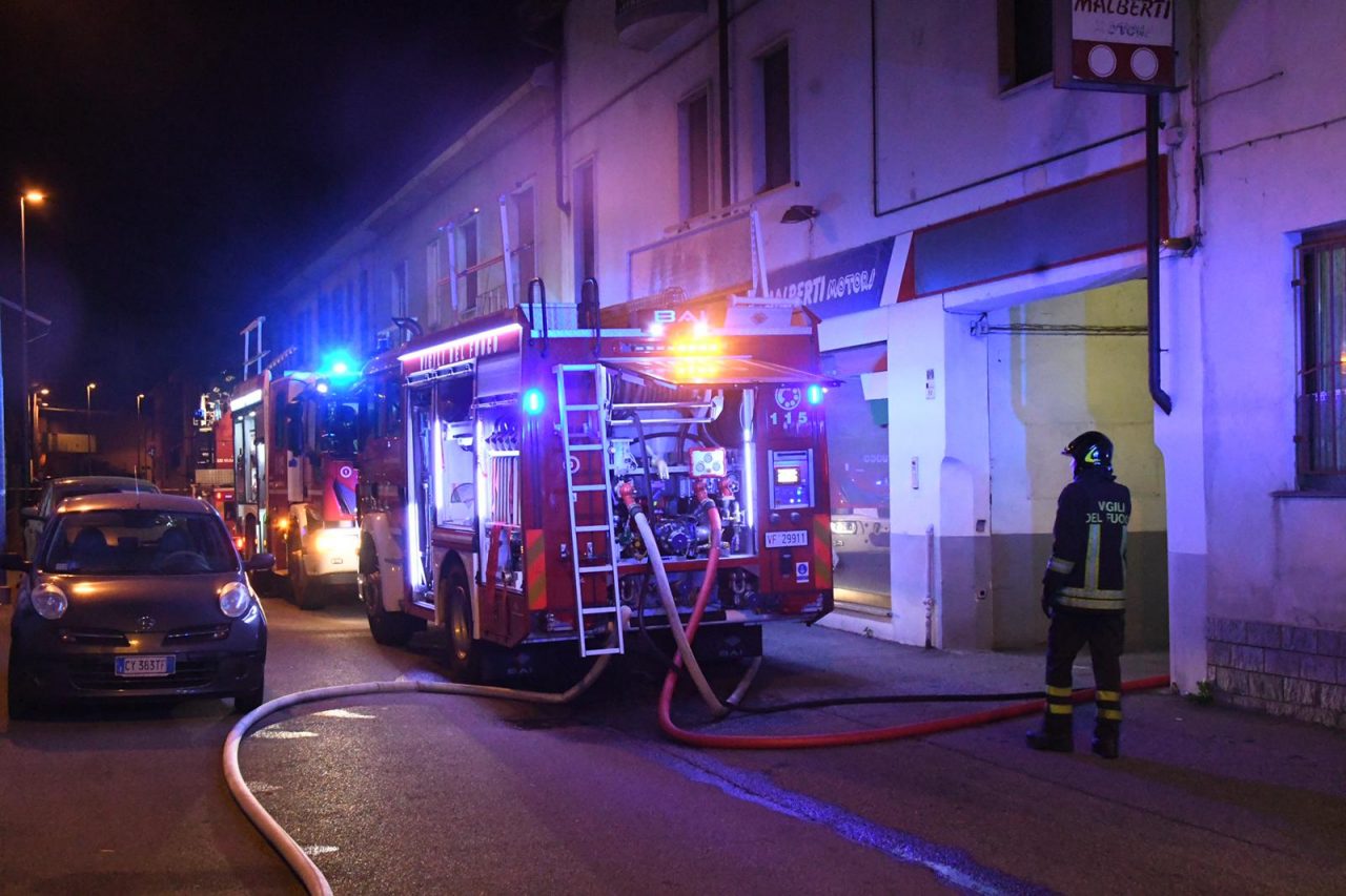 Allarme per un tetto che brucia, Vigili del Fuoco in azione FOTO VIDEO