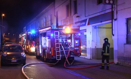 Allarme per un tetto che brucia, Vigili del Fuoco in azione FOTO VIDEO