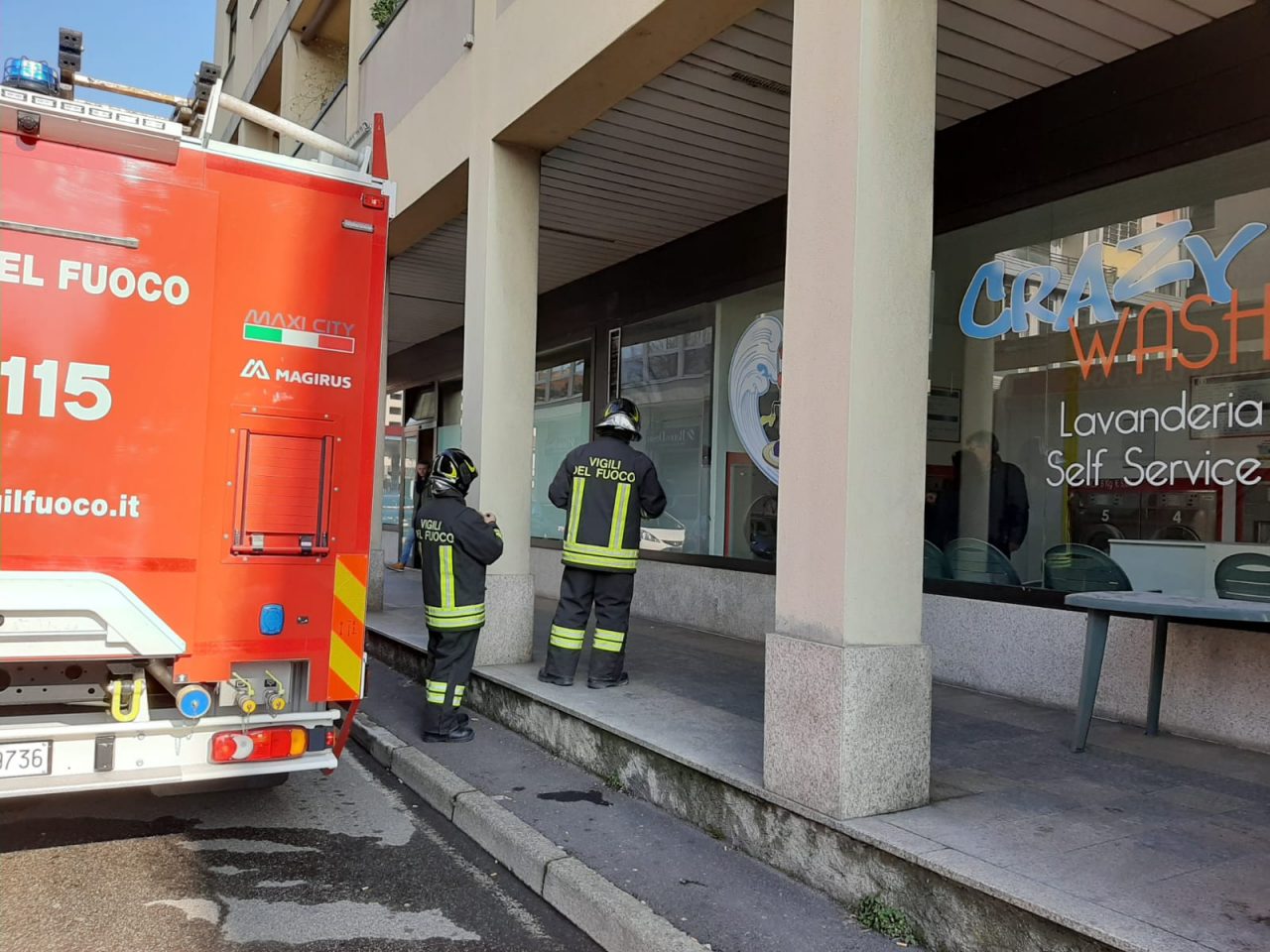 A fuoco l’asciugatrice della lavanderia, pompieri a Meda FOTO