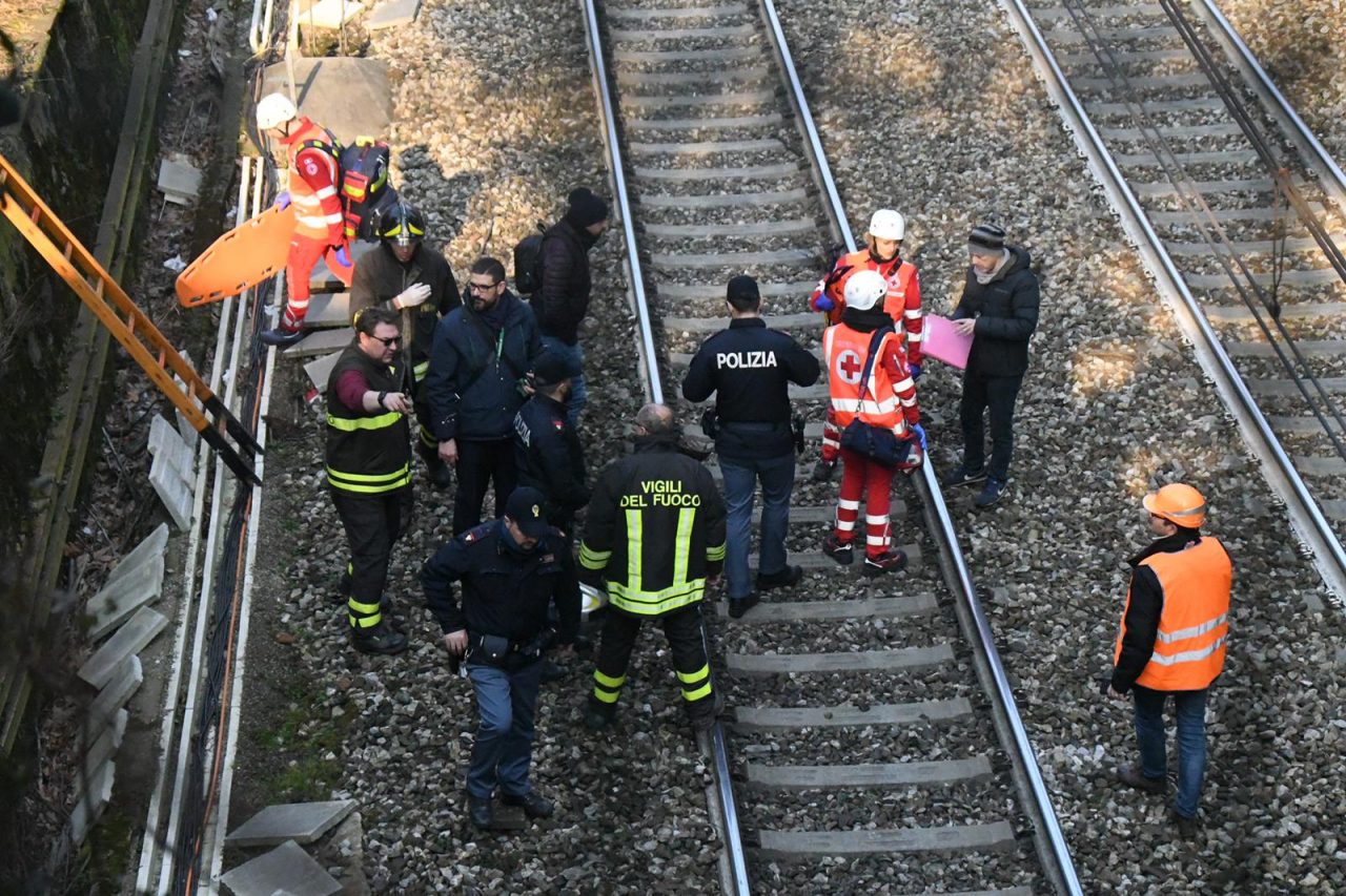 Uomo muore travolto dal treno sotto la galleria a Monza  FOTO