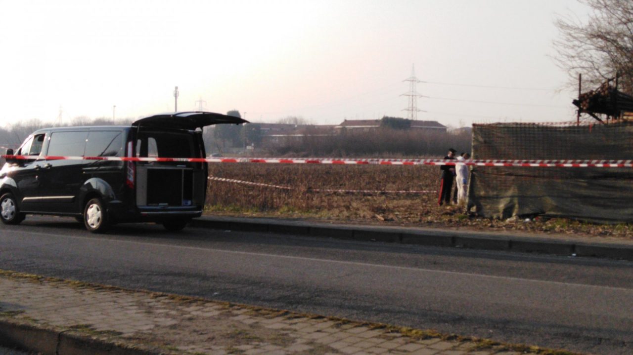 Cadavere di un uomo rinvenuto tra le sterpaglie – FOTO