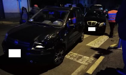 Taglia una precedenza, schianto tra due automobili - FOTO