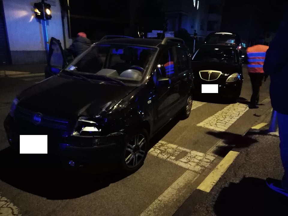 Taglia una precedenza, schianto tra due automobili – FOTO