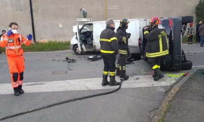 Scontro e ribaltamento a Vimercate: due persone soccorse FOTO VIDEO