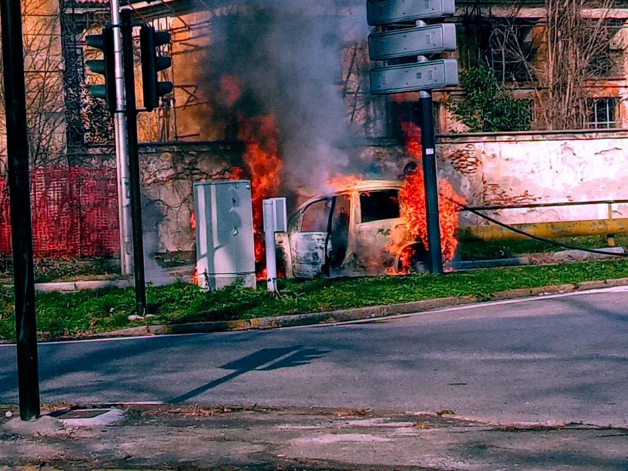Auto in fiamme in via Boccaccio – IL VIDEO