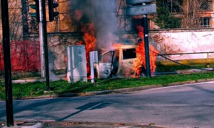 Auto in fiamme in via Boccaccio - IL VIDEO