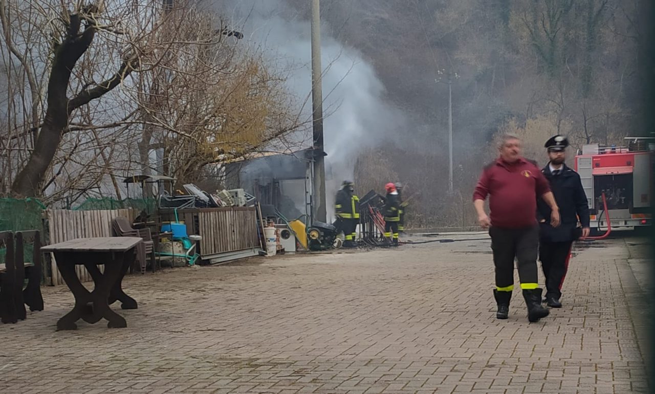 Briosco, brucia un cassone in ditta