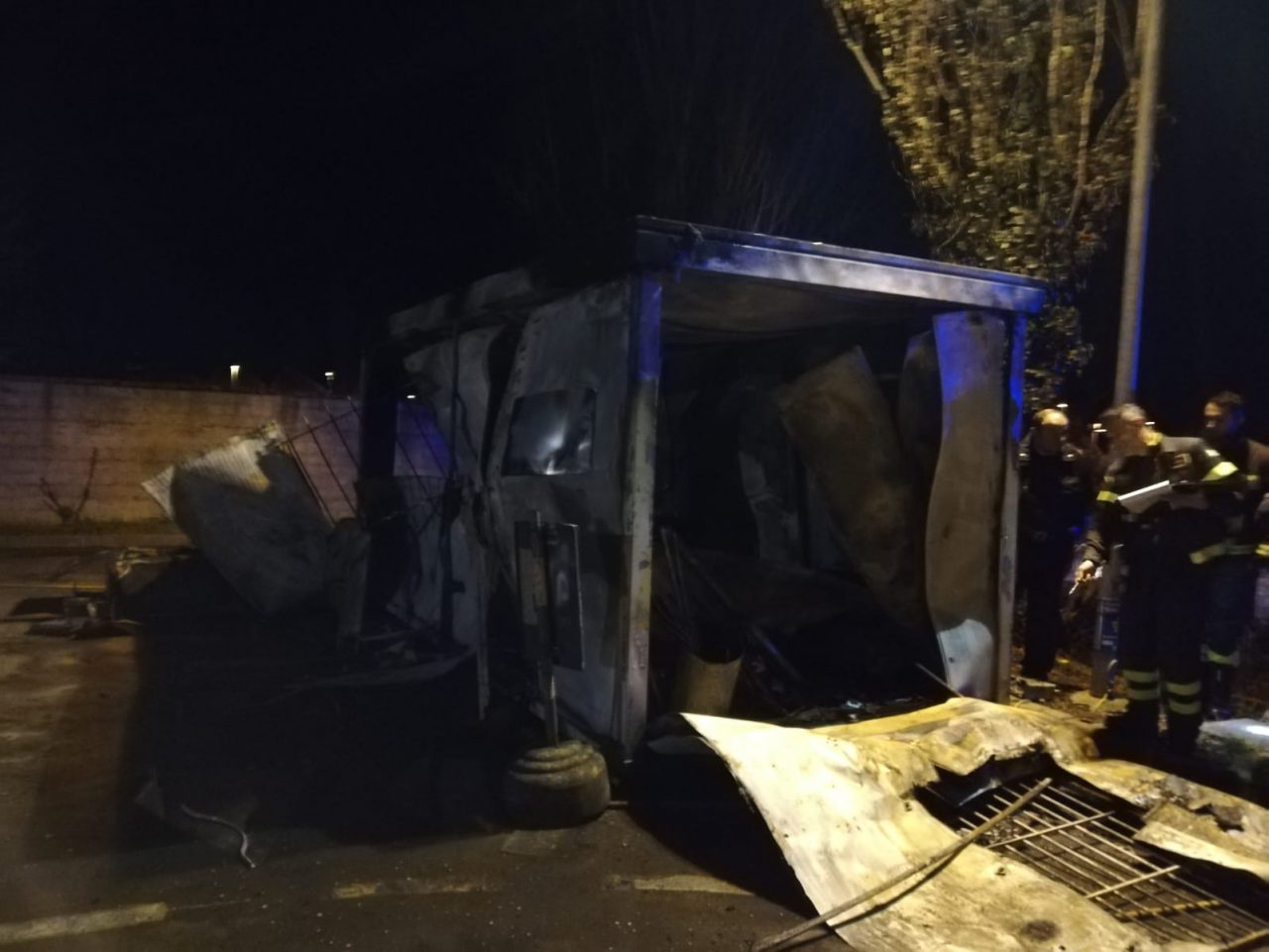 Arcore, in fiamme l’ufficio del custode dell’isola ecologica FOTO