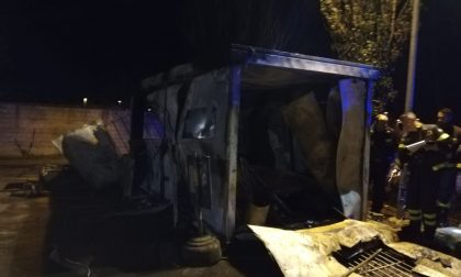 Arcore, in fiamme l'ufficio del custode dell'isola ecologica FOTO