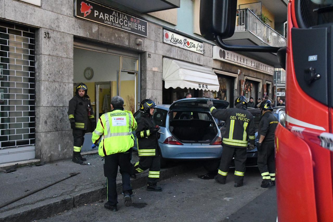 Auto piomba dentro al parrucchiere Foto E VIDEO