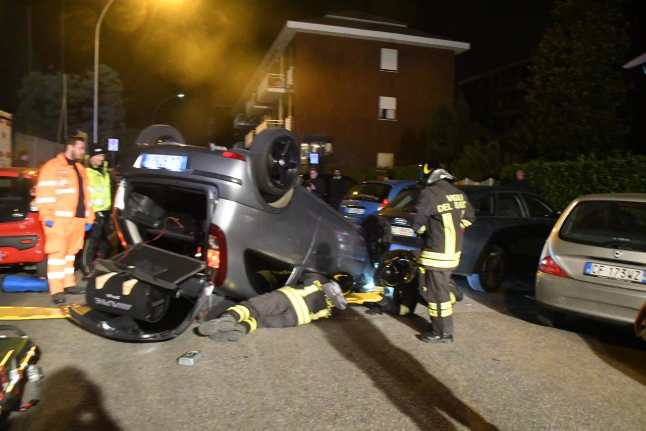 Si ribalta con l’auto e resta incastrato tra le lamiere FOTO