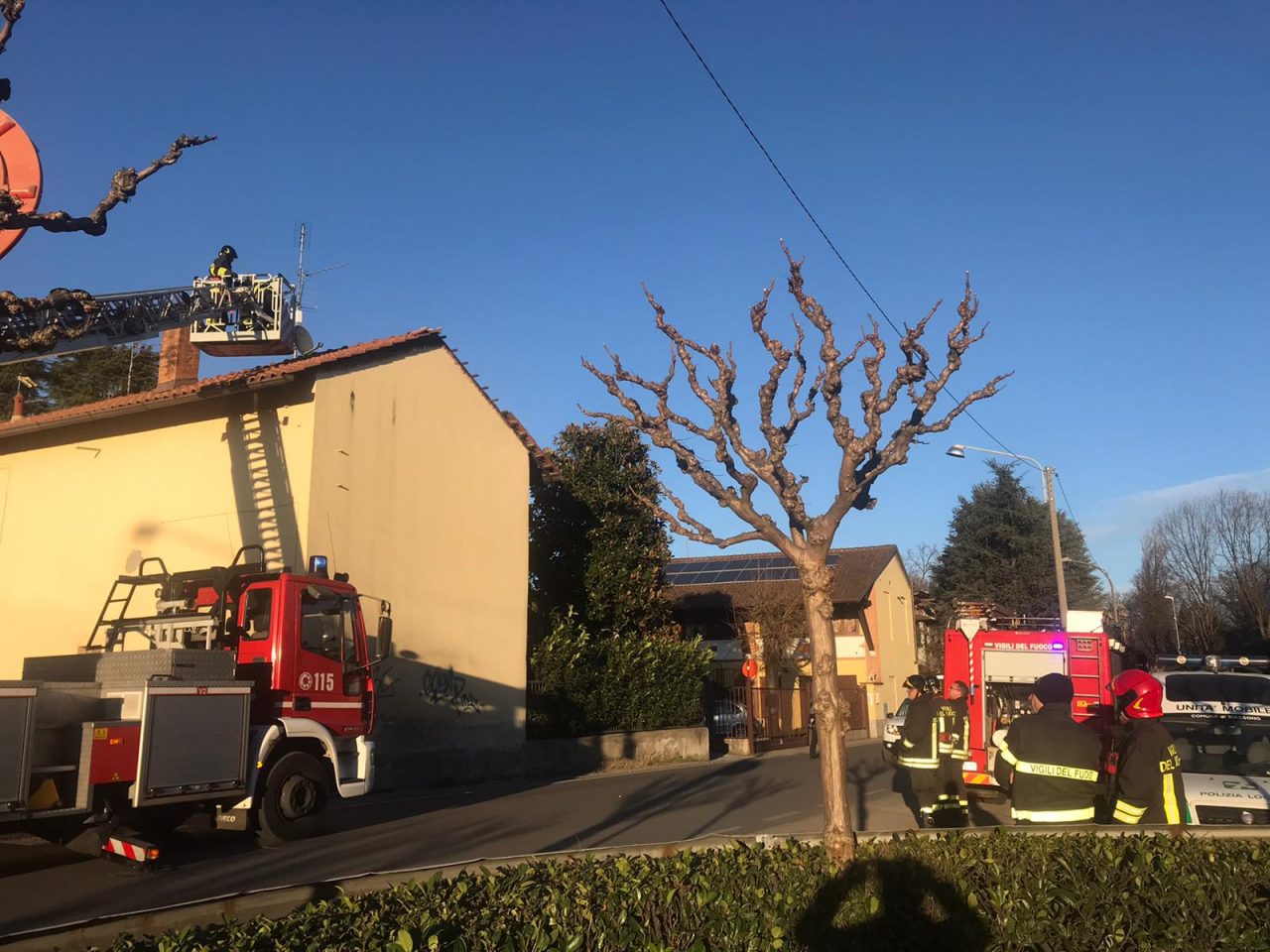 Tegole pericolanti, pompieri a Biassono