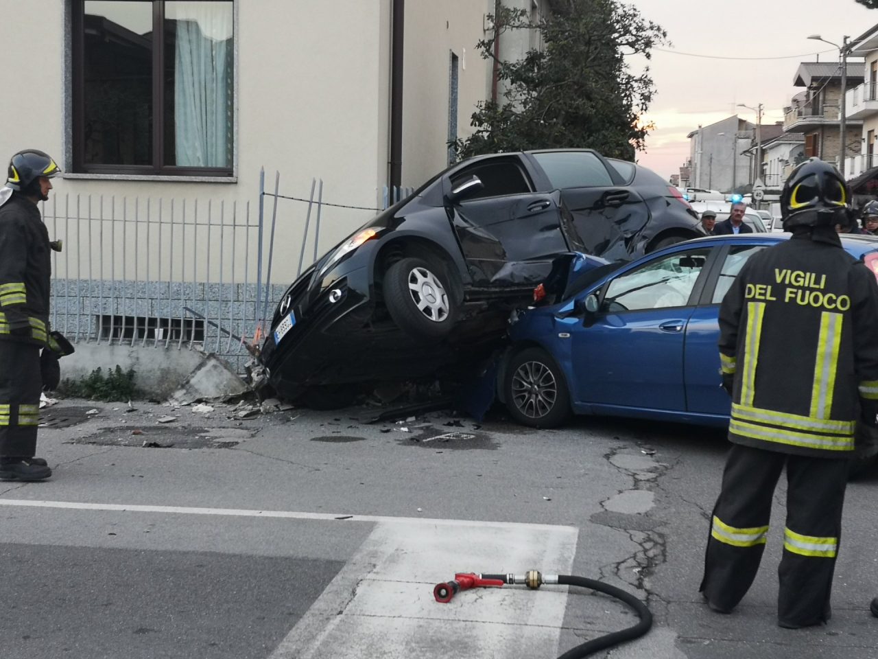 Allarme per lo scontro tra due automobili FOTO