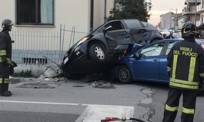 Allarme per lo scontro tra due automobili FOTO