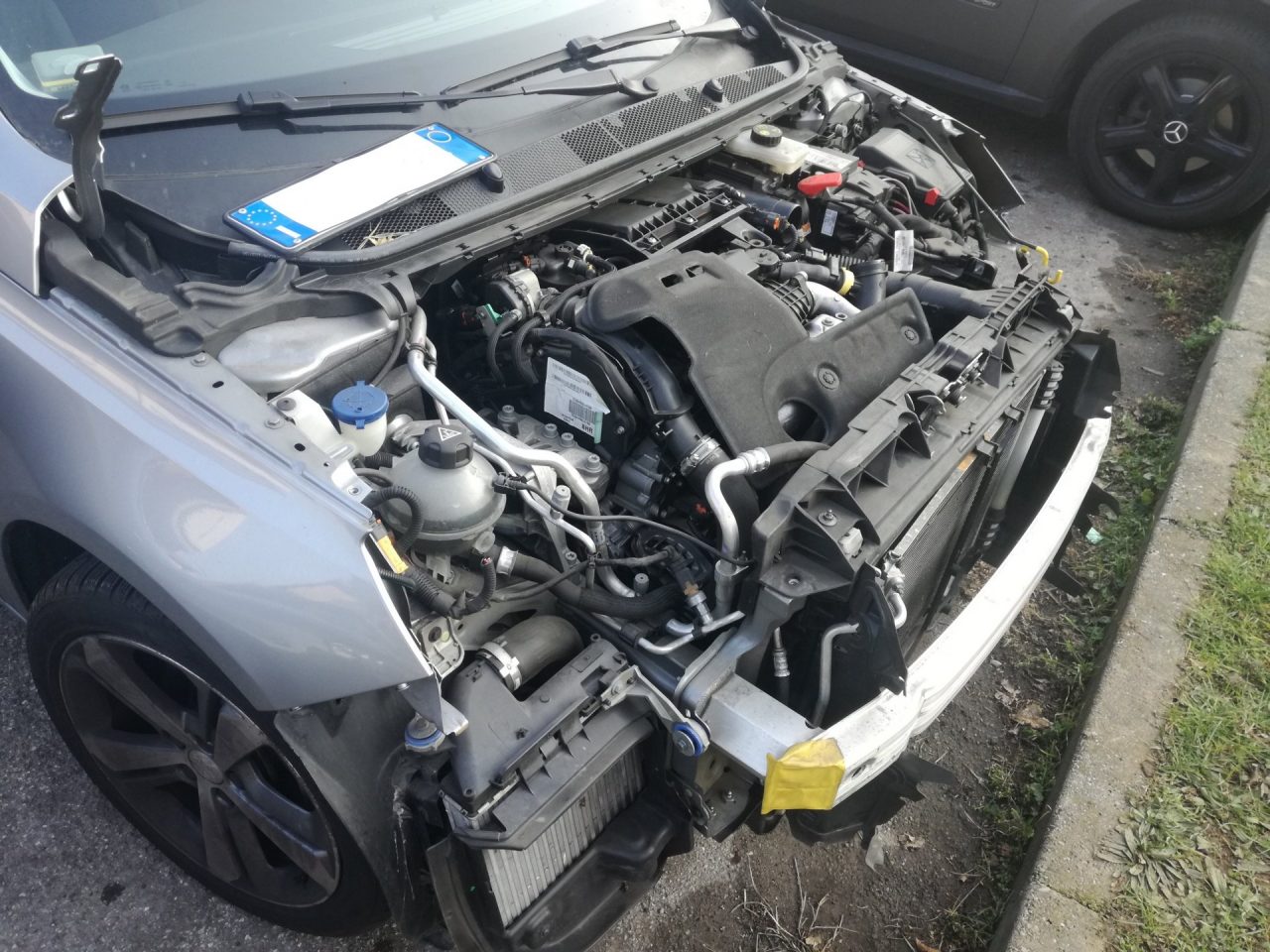 Auto cannibalizzata nella notte