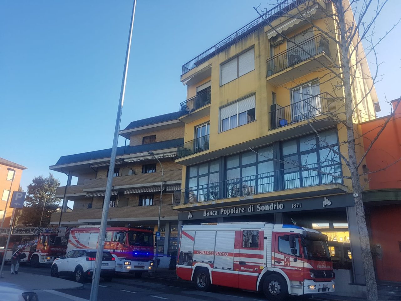 Incendio in appartamento, a fuoco la pattumiera