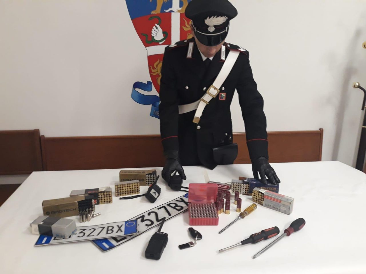 In auto nascondeva refurtiva e pistole, arrestato un ladro