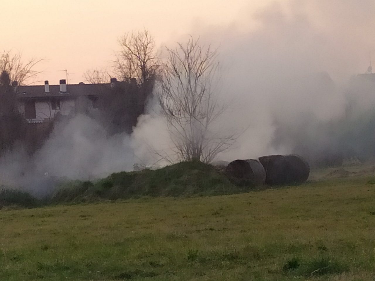 Fieno in fiamme in via Moro lungo intervento dei Vigili del Fuoco