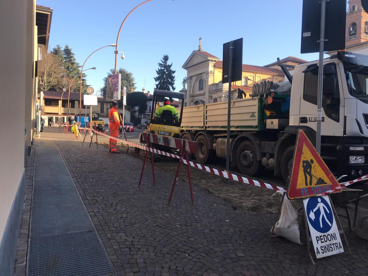 Partiti dopo le polemiche i lavori in piazza Unità d’Italia