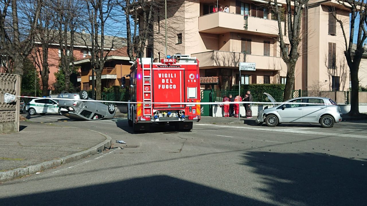 Ribaltamento a Desio: strada chiusa al traffico