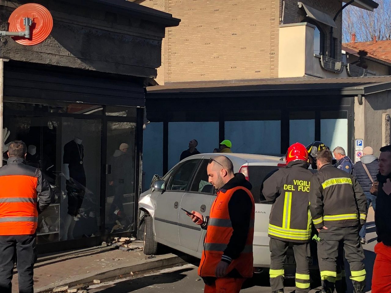 Finisce con l’auto contro un negozio FOTO