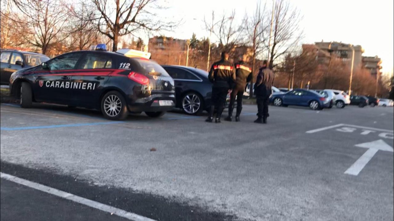 Proiettili e bossoli davanti all’ospedale San Gerardo