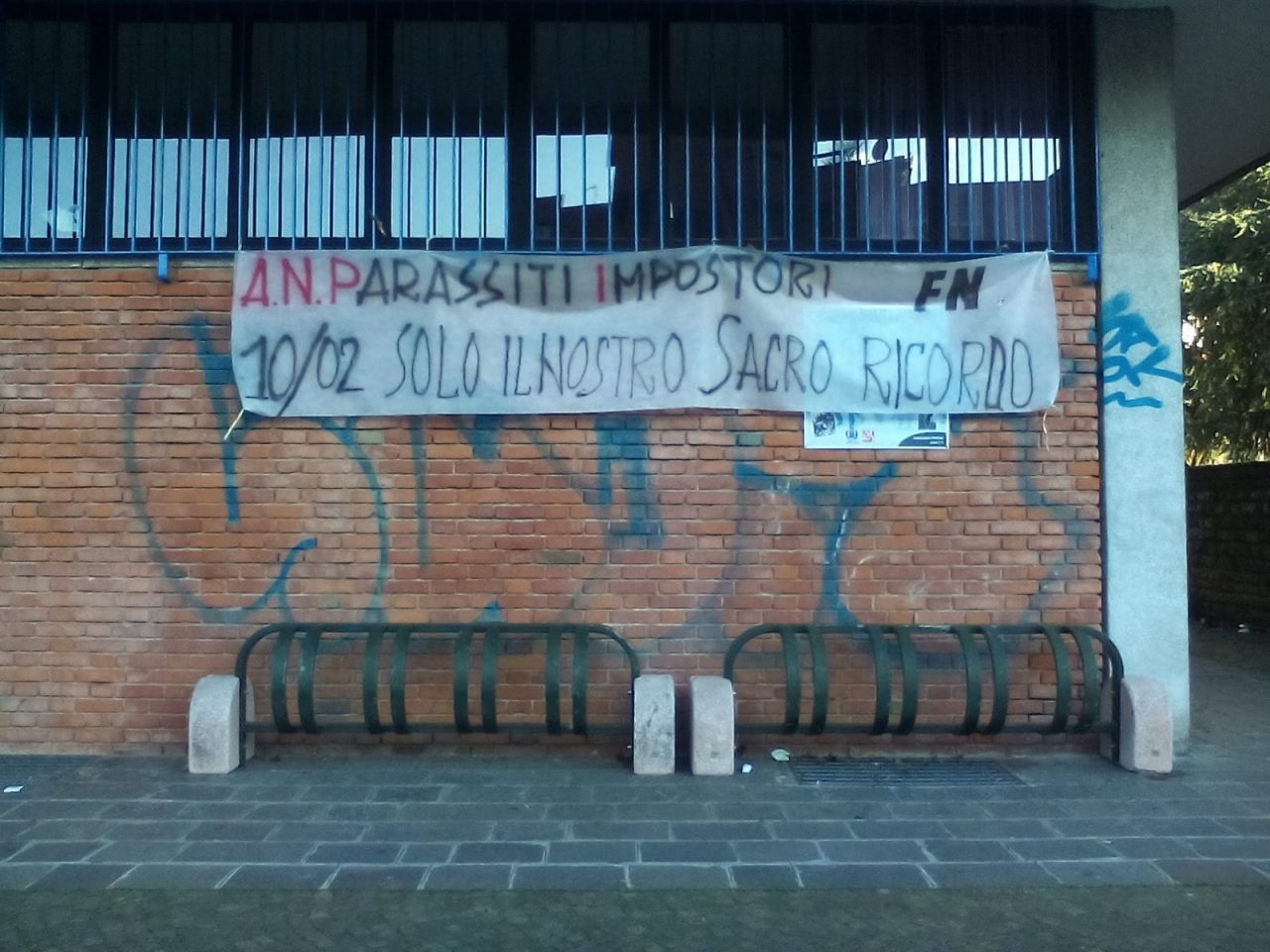 Striscione di Forza Nuova fuori dalla biblioteca di Arcore … e non è il primo
