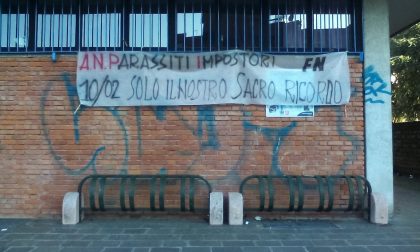 Striscione di Forza Nuova fuori dalla biblioteca di Arcore ... e non è il primo