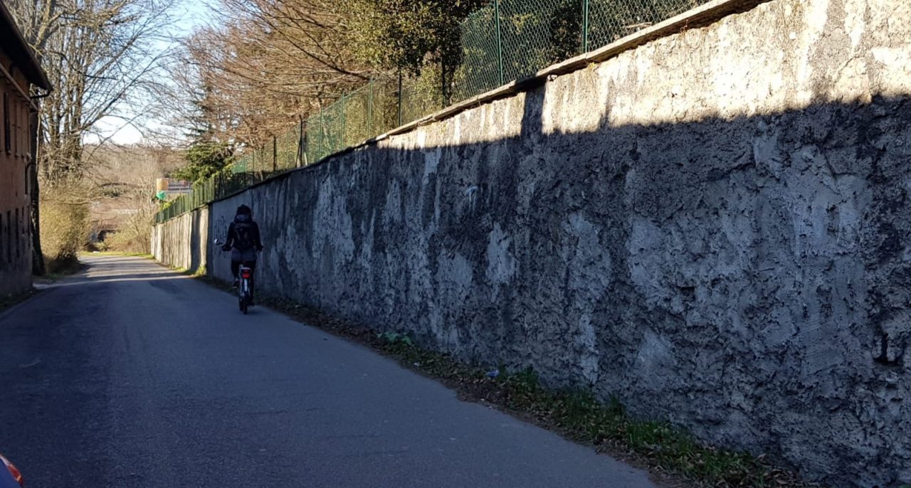 Ciclisti contromano per arrivare prima in stazione