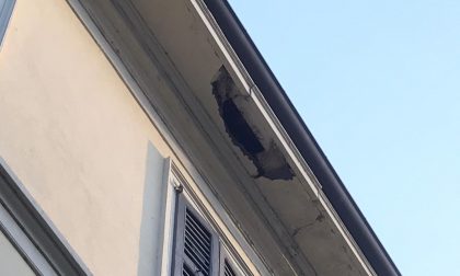 Paura in via Bergamo, crolla un cornicione FOTO