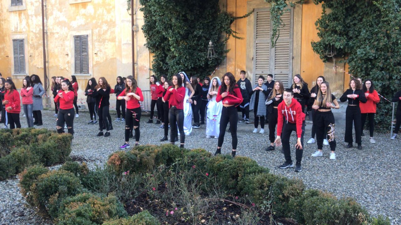 San Valentino è rispetto: a Vimercate flash mob degli studenti contro la violenza FOTO VIDEO