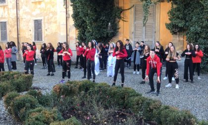 San Valentino è rispetto: a Vimercate flash mob degli studenti contro la violenza FOTO VIDEO