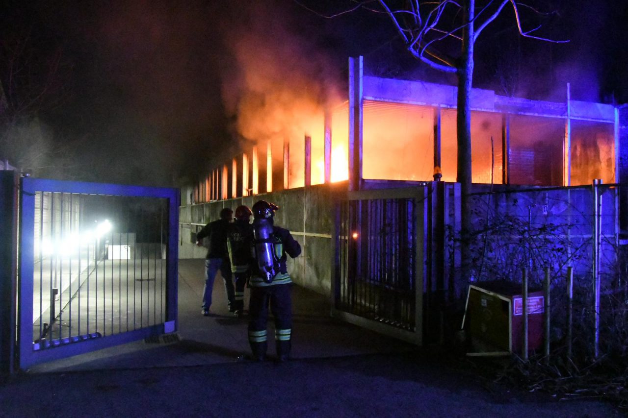 Incendio in un capannone abbandonato a Monza FOTO VIDEO