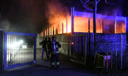 Incendio in un capannone abbandonato a Monza FOTO VIDEO