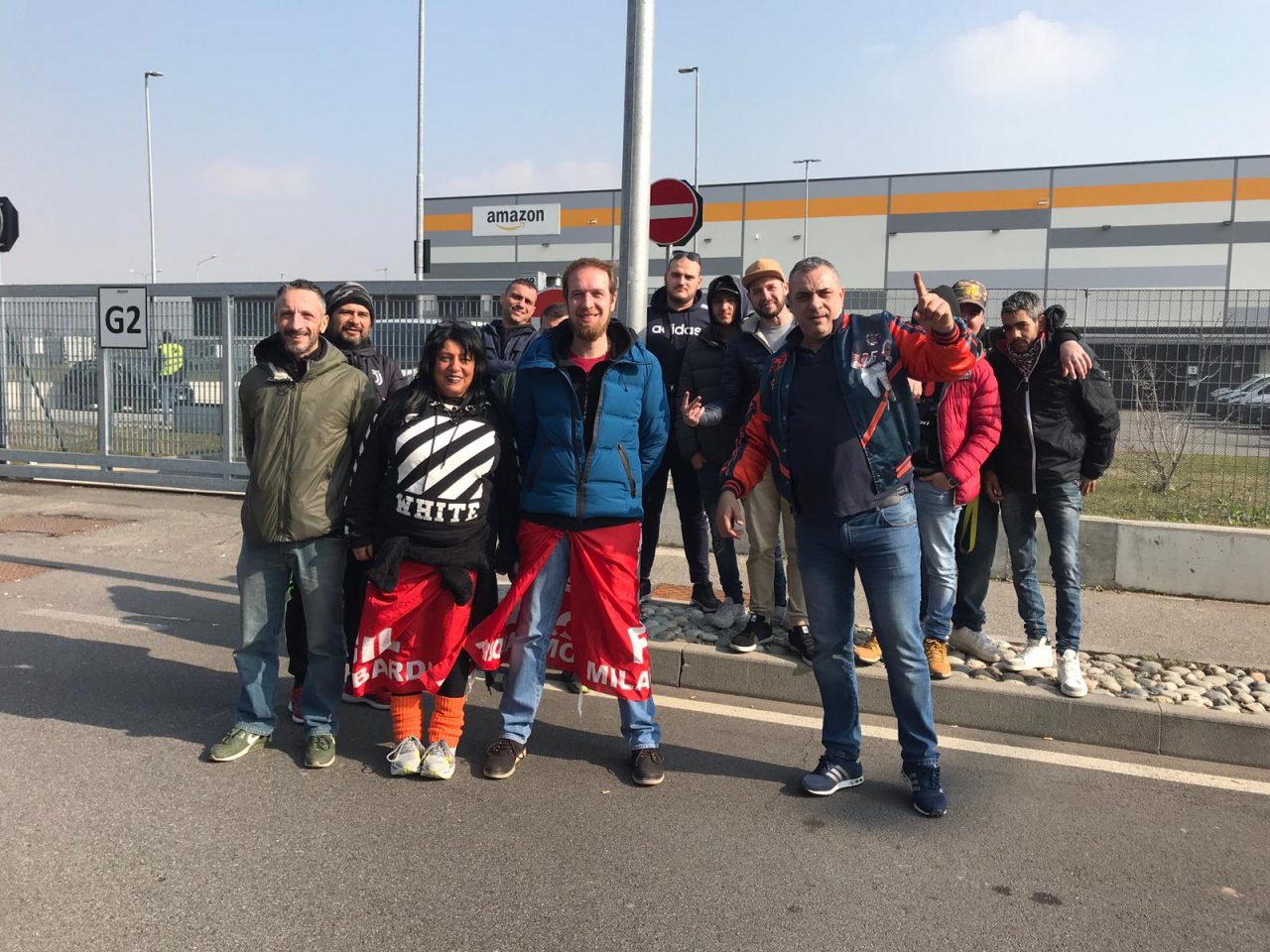 Sciopero dei corrieri Amazon: consegne bloccate e presidio a Burago FOTO