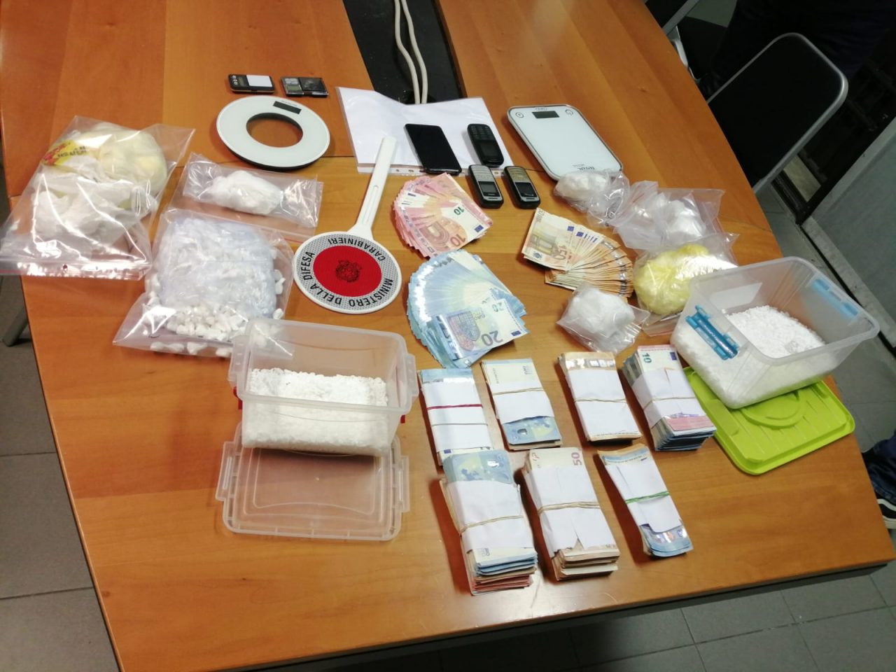 Aveva in casa un chilo di cocaina e 30mila euro, arrestato pusher 40enne