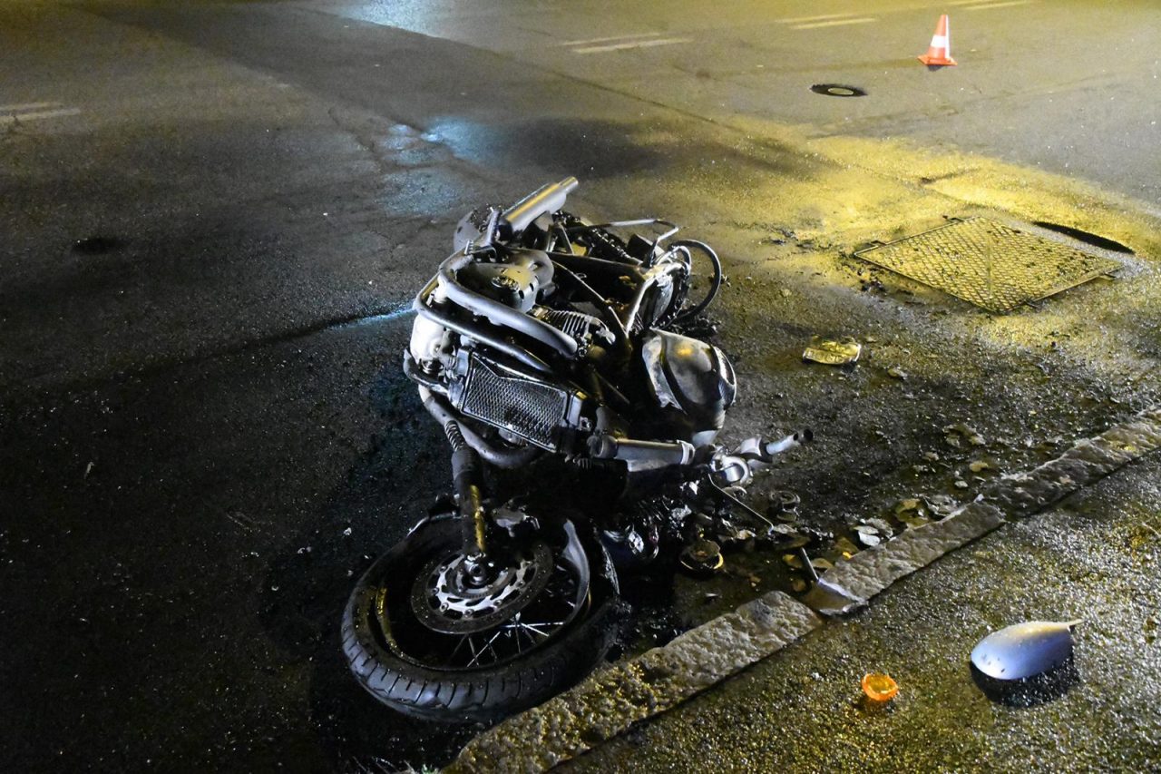 Fa inversione e centra una moto che prende fuoco