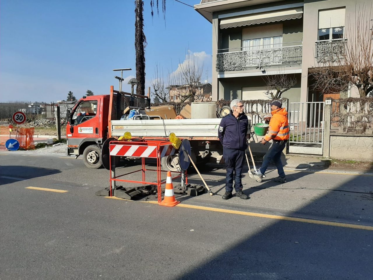 Cede l’asfalto in via Piave a Meda