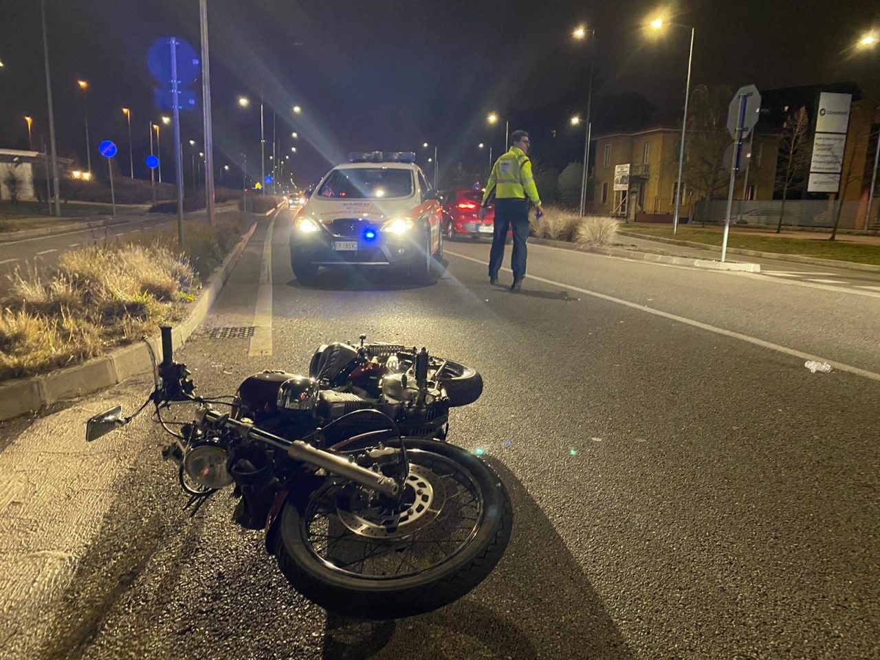 Cade dalla moto e finisce in ospedale