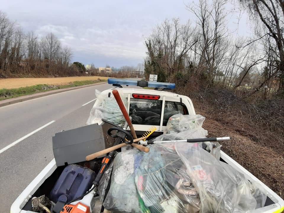 Tre ore per raccogliere tutti i rifiuti in strada