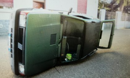 Schianto all'incrocio, auto finisce su un fianco