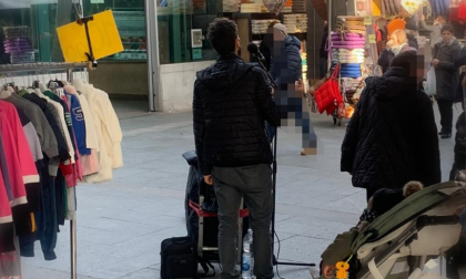 Si esibisce al mercato senza autorizzazioni e con la musica troppo alta: multato artista di strada