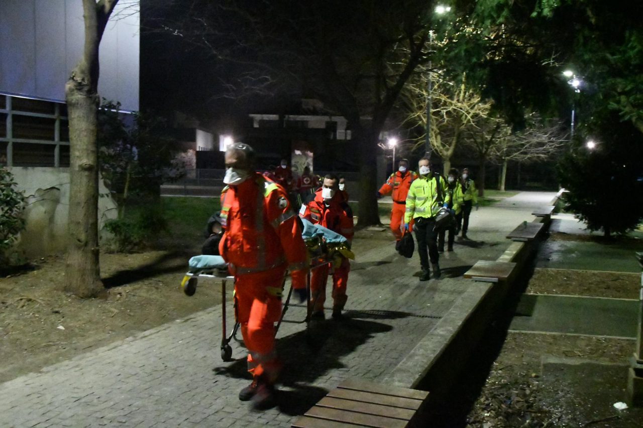 Notte alcolica al parchetto: tre persone in coma etilico