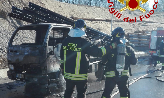 Furgone in fiamme sulla rampa di ingresso della Statale 36, traffico in tilt
